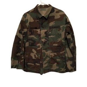 U.S. ARMY SIZE SMALL SHORT WOODLAND CAMOUFLAGE COAT WITH PATCHES